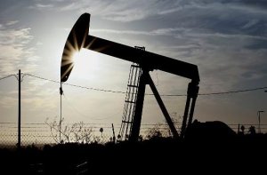 Чорний лебідь над нафтовим озером