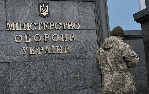 Міноборони хоче купити три легкових автомобіля за 900 тисяч доларів кожен – документ 