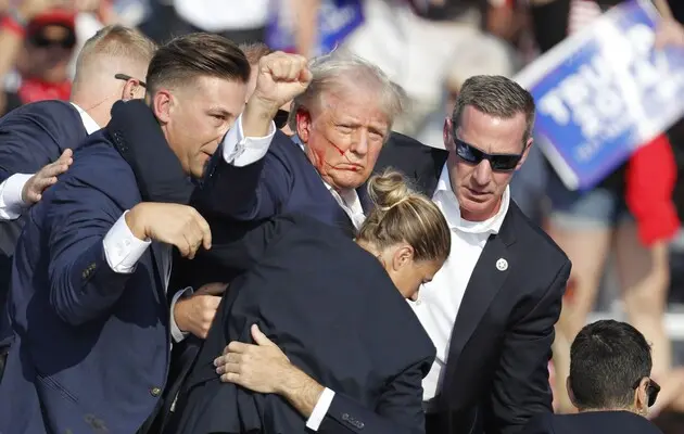 Инцидент со стрельбой на митинге может усилить позиции Трампа на выборах — Bloomberg
