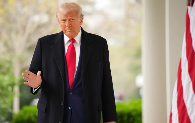 Трамп не смог положить конец войне в Украине, потому что он и не пытался — Bloomberg