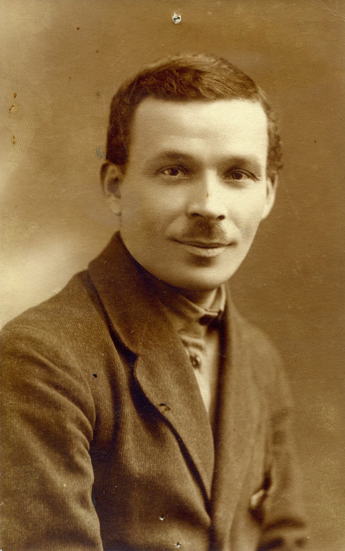 Український письменник, режисер та драматург Микола Куліш, арештований у грудні 1934 р., розстріляний 3 листопада 1937 р. Український письменник, режисер та драматург Микола Куліш, арештований у грудні 1934 р., розстріляний 3 листопада 1937 р.